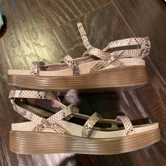 Donald J Pliner Sandal - Picture 3 of 3